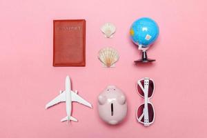 concept de voyage d'aventure de voyage plat simple minimal sur fond moderne tendance pastel rose photo