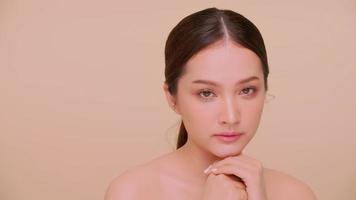 beau visage de jeune femme asiatique à la peau naturelle. portrait de jolie fille avec un maquillage doux et une peau parfaitement belle. photo