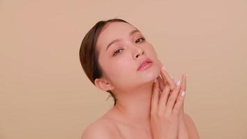 beau visage de jeune femme asiatique à la peau naturelle. portrait de jolie fille avec un maquillage doux et une peau parfaitement belle. photo