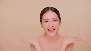 beau visage de jeune femme asiatique à la peau naturelle. portrait de jolie fille avec un maquillage doux et une peau parfaitement belle. photo