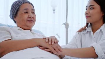 fille encourage et réconforte une mère atteinte d'un cancer pendant son hospitalisation. photo