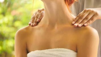 jolie femme se massage des épaules au spa. photo