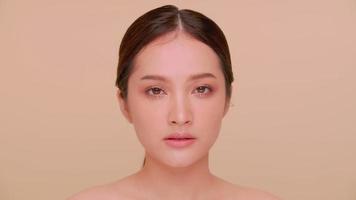 beau visage de jeune femme asiatique à la peau naturelle. portrait de jolie fille avec un maquillage doux et une peau parfaitement belle. photo