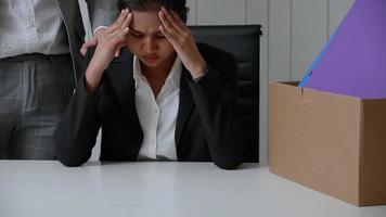 la jeune femme d'affaires est stressée parce qu'elle a été licenciée de son travail. un collègue la tenait par l'épaule pour l'encourager. photo