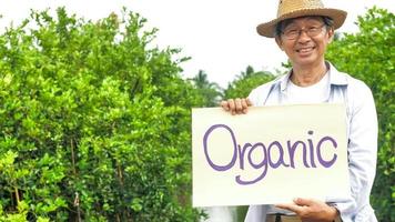 agriculteur heureux souriant et debout dans une ferme biologique. photo