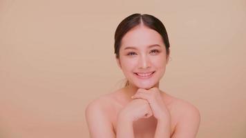 beau visage de jeune femme asiatique à la peau naturelle. portrait de jolie fille avec un maquillage doux et une peau parfaitement belle. photo