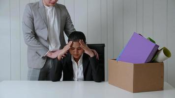 la jeune femme d'affaires est stressée parce qu'elle a été licenciée de son travail. un collègue la tenait par l'épaule pour l'encourager. photo