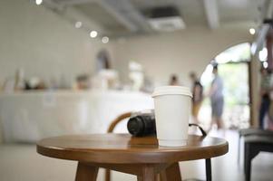 tasse de café chaud en papier au café-restaurant. photo
