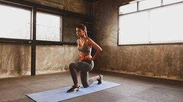 jolie femme faisant de l'exercice dans la salle de gym. photo