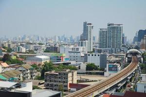 gare de punnawithi, bangkok, thaïlande - mai 2022 infrastructure de métro aérien bts sur la ligne sukhumvit avec construction de la ville autour de la zone. photo de la vue aérienne sur le véritable bâtiment du parc numérique.