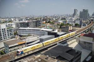 gare de punnawithi, bangkok, thaïlande - mai 2022 infrastructure de métro aérien bts sur la ligne sukhumvit avec construction de la ville autour de la zone. photo de la vue aérienne sur le véritable bâtiment du parc numérique.