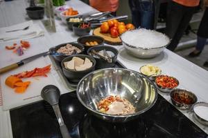 les légumes pour faire de la salade thaïlandaise sont situés sur la planche à découper. photo