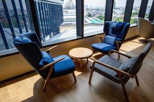 zone d'espace de co-working sur la distanciation sociale avec un design luxueux et confortable pour travailler librement et se détendre dans un vrai parc numérique, en thaïlande. concept d'espace de travail créatif coopère. photo