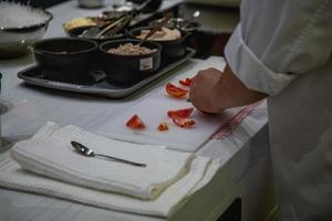 les légumes pour faire de la salade thaïlandaise sont situés sur la planche à découper. photo