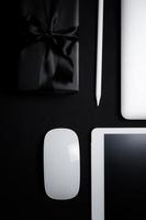 cyber lundi vente espace libre pour texte avec souris, ordinateur portable, disque dur et boîte cadeau sur fond noir. photo