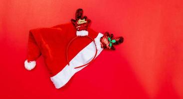 concept de fond de Noël. vue de dessus de la boîte-cadeau de noël boules d'or avec des branches d'épinette, bandeau de noël photo