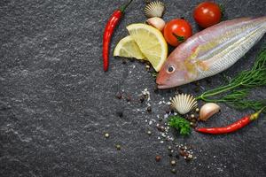 assiette de poisson de fruits de mer dîner gastronomique de l'océan poisson cru frais avec des herbes et des épices photo