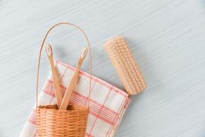 salle de bain zéro déchet utilise moins de plastique concept brosse à plancher, brosse à dents en bambou photo