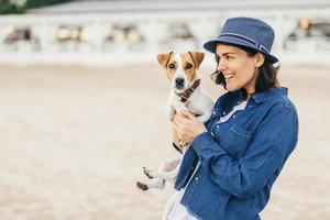 la femelle joue avec le chien photo