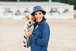 femme pose avec son animal de compagnie préféré photo