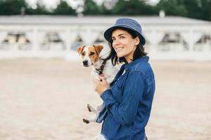 femme avec chien. photo