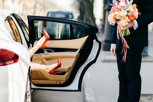 homme avec bouquet attendant femme photo