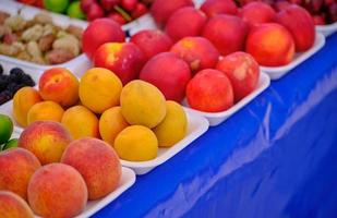 pêches et abricots frais sur le marché photo