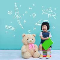 bébé ou petite fille avec espace de rêve, concept d'éducation photo