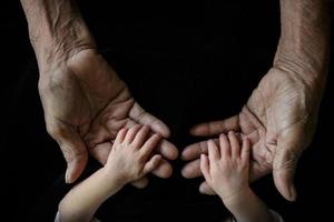 grand-mère tenant son petit-enfant photo