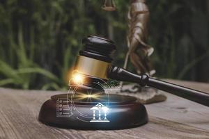 concept de justice et de droit. juge masculin dans une salle d'audience sur une table en bois et conseiller ou avocat masculin travaillant au bureau. concept de droit, de conseil et de justice juridique. photo