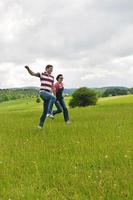 romantique jeune couple amoureux ensemble en plein air photo