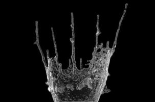 éclaboussures d'eau avec des gouttelettes sur fond noir. Illustration 3D. photo