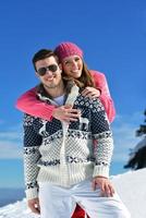 jeune couple, dans, hiver, neige, scène photo