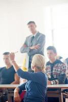 groupe d'étudiants avec professeur en classe photo