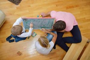 Famille s'appuyant sur la commission scolaire à la maison photo