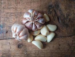 ail biologique du marché traditionnel local pour préparer des aliments sains et savoureux photo