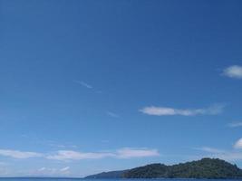 ciel bleu sur une île tropicale en indonésie photo