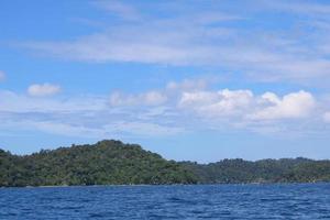 île tropicale avec de beaux paysages photo