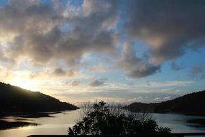 coucher de soleil sur une île tropicale photo