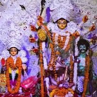 déesse durga avec un look traditionnel en vue rapprochée à une durga puja de kolkata du sud, idole de durga puja, un plus grand festival hindou de navratri en inde photo