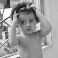 mignon petit garçon shivaay sapra sur le balcon de la maison pendant l'été, doux petit garçon photoshoot pendant la lumière du jour, petit garçon profitant à la maison pendant la séance photo - noir et blanc