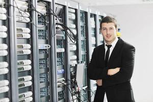 jeune ingénieur informatique dans la salle des serveurs du centre de données photo