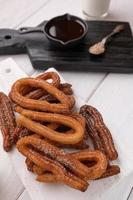 churros maison sur un fond en bois blanc. photo