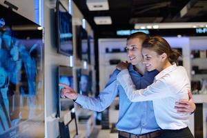 jeune couple dans un magasin d'électronique grand public photo