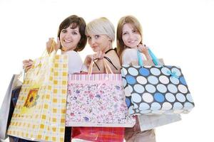 Happy young adult women shopping avec des sacs colorés photo