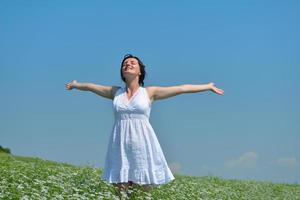 jeune femme heureuse dans un champ vert photo