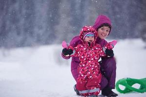 famille dans un paysage d'hiver photo