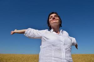 jeune femme avec les bras écartés vers le ciel photo