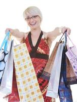 Happy young adult women shopping avec des sacs colorés photo