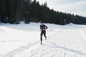 jogging sur la neige en forêt photo